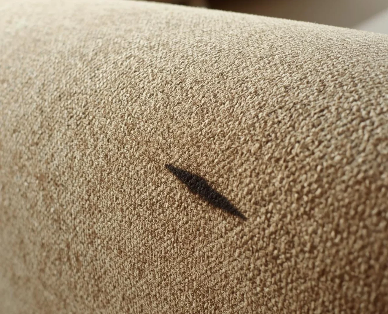 como tirar tinta de caneta do sofá